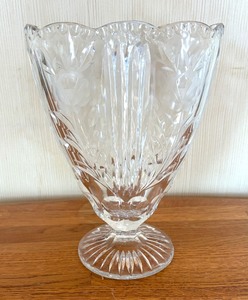 lot 84 image: Gorgeous Glass Vase