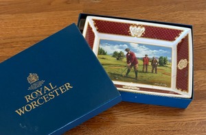 lot 85 image: Royal Worcester Golfing Collection Plate by Melvin Buckley