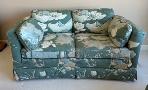 lot 131 image: Vintage Floral Loveseat  Sofa by Heritage