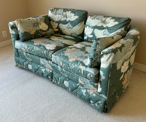lot 132 image: Vintage Floral Loveseat  Sofa by Heritage