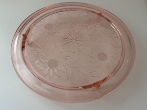 lot 171 image: Vintage Jeanette Pink Depression Glass 10 Sunflower Footed Cake Plate