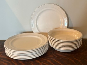 lot 257 image: The Cunard Steam Ship Company Maddock Ivory Ware Plates and Bowls