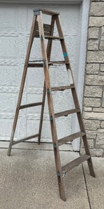 lot 281 image: Wooden Ladder