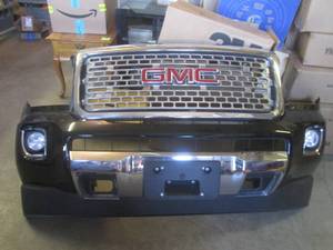 lot 15 image: (EW1) Front Bumper and Grille Off a...