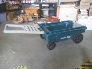 lot 144 image: (BR1) Ames YardGarden Planters Wag...