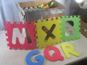 lot 153 image: (EW2) Box Full of Kids Floor Mat Sq...