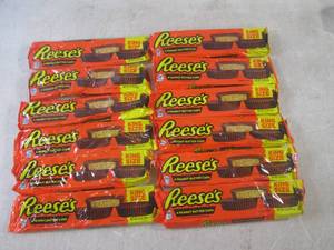 lot 224 image: (B-3) 12 King Size 4pc Reeses Peanu...