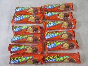 lot 225 image: (B-1) 12 Reeses Fast Break Candy Ba...
