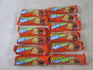 lot 226 image: (B-1) 12 Reeses Fast Break Candy Ba...