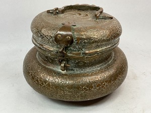 lot 110 image: Antique Middle Eastern Copper Mamluk-Style Hamam Sandigi Box