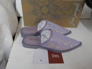 lot 17 image: Free People Size 8.5 Becky Daisy Mu...