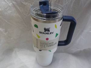 lot 26 image: Stanley 40 oz Stainless Steel Geo S...
