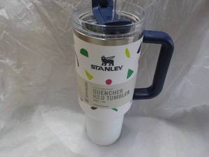 lot 27 image: Stanley 40 oz Stainless Steel Geo S...
