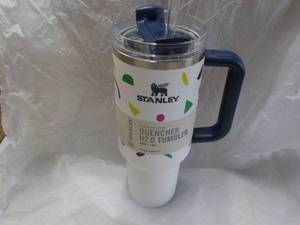 lot 28 image: Stanley 40 oz Stainless Steel Geo S...