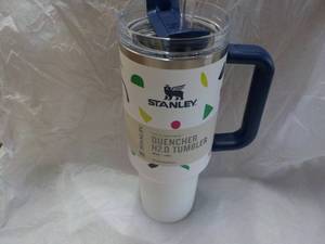 lot 29 image: Stanley 40 oz Stainless Steel Geo S...