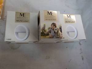 lot 114 image: Selfie Lights...