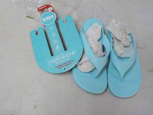 lot 129 image: Everyware size w6 Sandals...