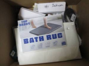lot 133 image: box of bathroom items...