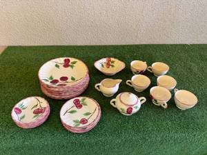 lot 11 image: Blue Ridge Hand Painted Underglaze Southern Potteries