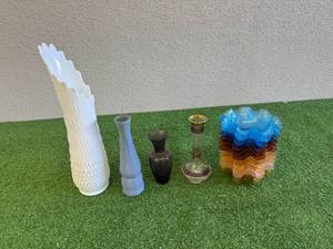 lot 12 image: Vases & Italian Colony Waffle Ruffled Glass Dessert Bowls