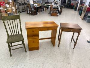 lot 21 image: Wood Desks & Chair