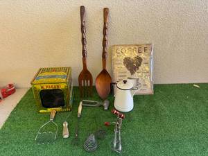 lot 71 image: Kitchen Collectibles