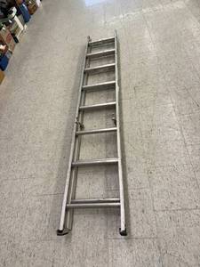 lot 100 image: Lightweight Extension Ladder