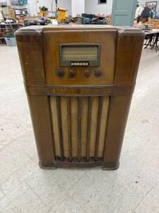 lot 137 image: Vintage Coronado Upright Radio