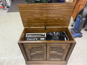 lot 166 image: Magnavox Console Stereo