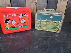 lot 15 image: 2 Vintage Lunch Boxes  One Plastic Peanuts, and One Metal 1950s Satellite Themed