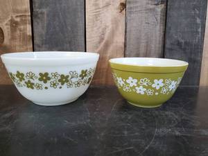 lot 40 image: Lot of 2 Pyrex Bowls with Great Color and No chips or Cracks