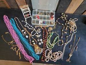 lot 69 image: Great Costume Jewelry with Earring Stand and Plastic Case, Rings, Earrings, Neclaces and more