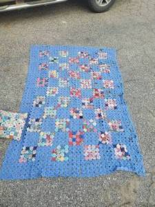 lot 74 image: Gorgeous Handmade Yo-Yo Quilt also known as Sufflok Puff quilt with handmade Pillow