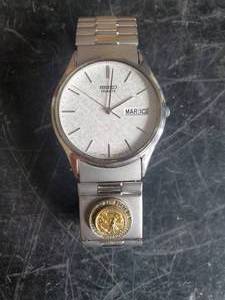 lot 86 image: Vintage Seiko Quartz Watch With Seal of the State of Minnesota Emblem On Band