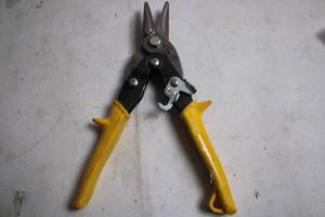 lot 157 image: Yellow Handheld Metal Cutting Tin Snips