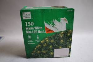 lot 186 image: Home Accents Holiday Warm White Mini LED Net Lights 150 Count