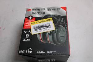lot 443 image: 3M Pro-Protect Ear Muff Hearing Protector