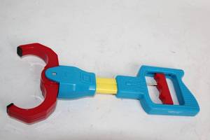 lot 21 image: Toysmith Extending Red and Blue Hand Grabber Toy