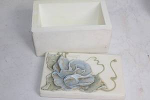 lot 31 image: Decorative Ceramic Trinket Box with Floral Design