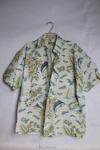 lot 62 image: Camisa de Hombre Cmprea Moda Talla L con Diseo de Pescado Tropical