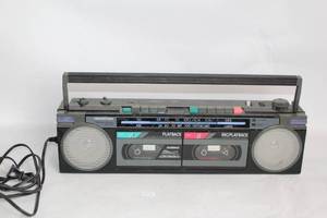 lot 87 image: Vintage Twin Cassette Boombox with AMFM Radio