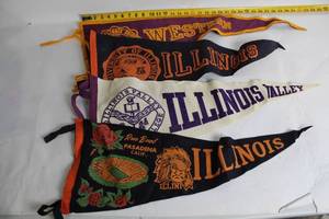 lot 145 image: Set of 4 Vintage Illinois College Pennants