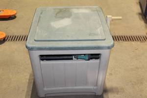 lot 189 image: Suncast Hose Reel Box with Crank Handle