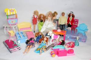 lot 215 image: Vintage Doll Collection with Furniture and Accessories