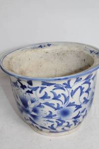 lot 217 image: Vintage Blue and White Floral Porcelain Planter