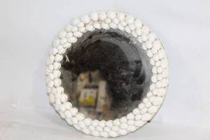 lot 284 image: Decorative Round Shell-Encrusted Mirror