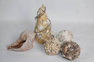 lot 448 image: Collection of Sea Shell and Natural Decor Ornaments
