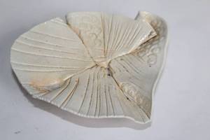 lot 449 image: Handmade Ceramic Leaf-Shaped Trinket Dish