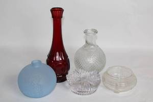 lot 452 image: Collection of 5 Decorative Glass Vases in Various Styles