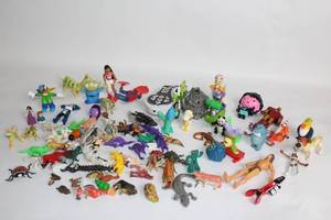 lot 454 image: Assorted Collection of Vintage and Modern Figurines